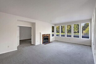 60 Fairway Ln, Unit D in Port Ludlow, WA - Building Photo