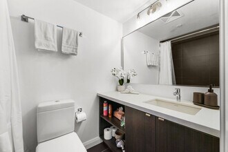 125 Yorkville Ave in Toronto, ON - Building Photo - Building Photo
