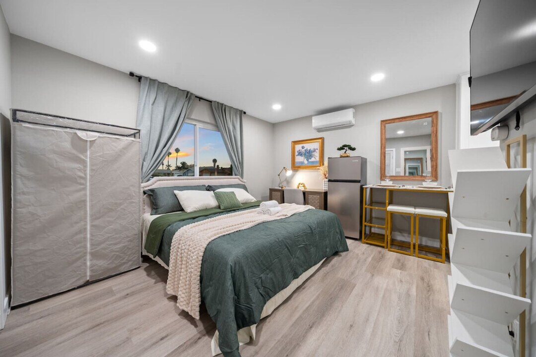 9804 Costa Lago St in Spring Valley, CA - Foto de edificio