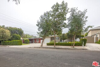 22022 Lopez St in Los Angeles, CA - Building Photo - Building Photo