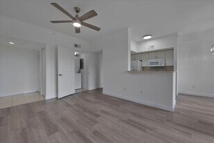 1885 Florida Club Dr in Naples, FL - Building Photo