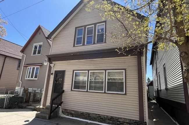 923 E Clarke St in Milwaukee, WI - Building Photo - Building Photo