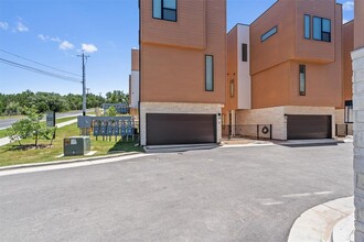 6823 Wolfcreek Pass in Austin, TX - Building Photo - Building Photo