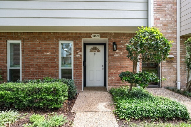 10180 Longmont Dr in Houston, TX - Building Photo - Building Photo