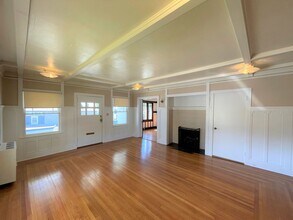 1093 E Main St in Ventura, CA - Building Photo - Building Photo