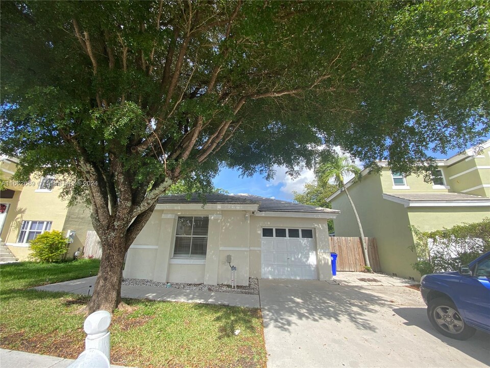 6503 Amberjack Terrace in Margate, FL - Foto de edificio