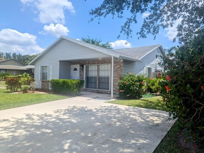 1352 Riverside Cir in Wellington, FL - Building Photo - Building Photo