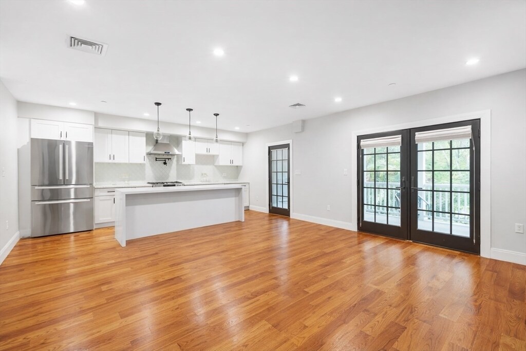 113-115 Falcon St in Boston, MA - Building Photo