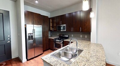 2525 McCue Rd in Houston, TX - Building Photo - Building Photo