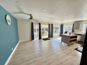 7350 Thayer Ct in Gilroy, CA - Foto de edificio - Building Photo