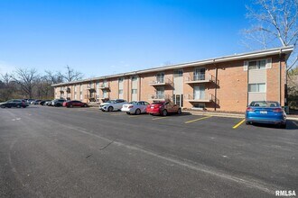 2913 W Cannes Dr in Peoria, IL - Building Photo - Building Photo