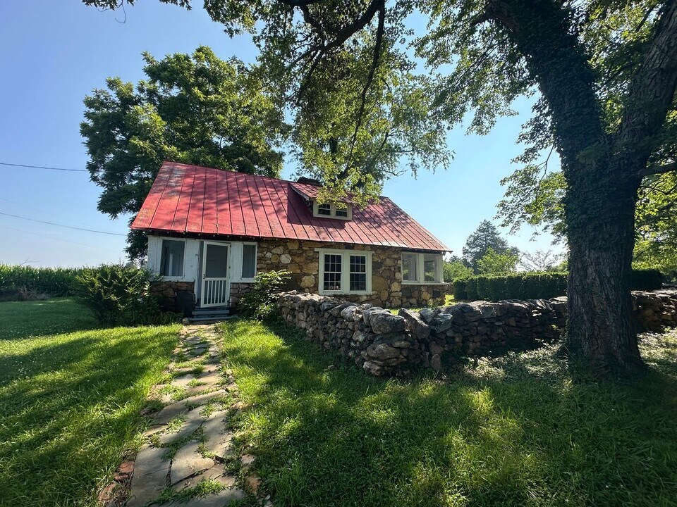 1281 Otter Hill Rd in Bedford, VA - Building Photo