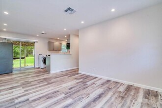 1800 Forestglade Dr in Austin, TX - Foto de edificio - Building Photo