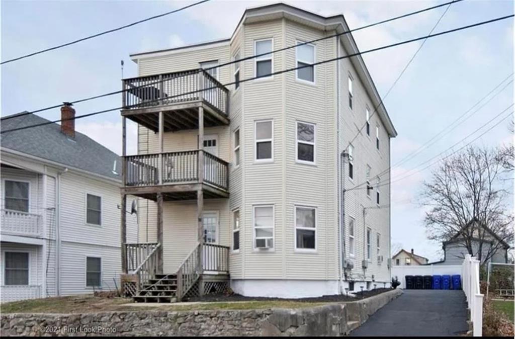 33 Redfern St in North Providence, RI - Foto de edificio