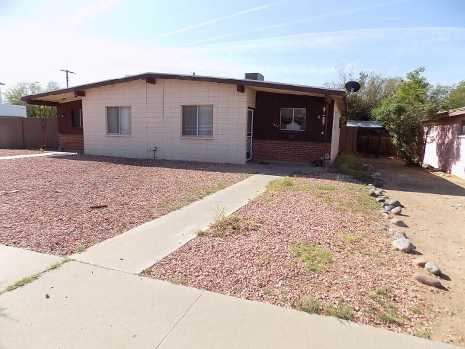 1857 E Cheery Lynn Rd in Phoenix, AZ - Building Photo