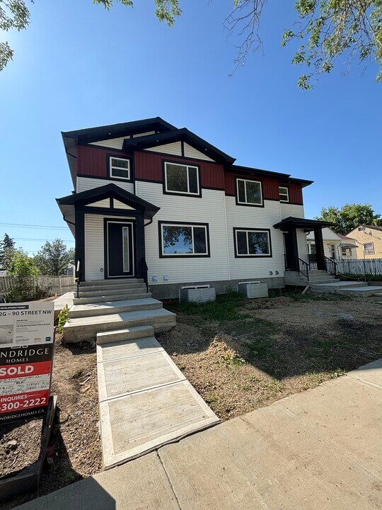 9302 90 St NW in Edmonton, AB - Building Photo