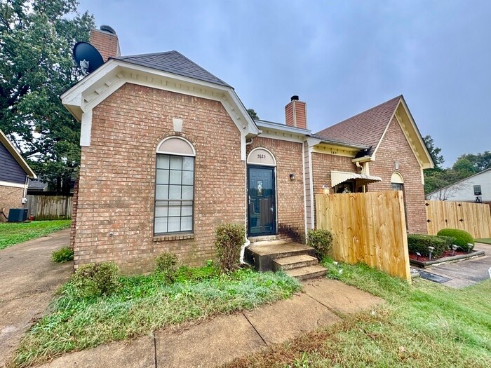 5825 Plum Valley Dr in Memphis, TN - Building Photo