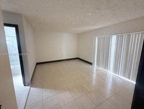 14333 SW 102nd St in Miami, FL - Foto de edificio - Building Photo