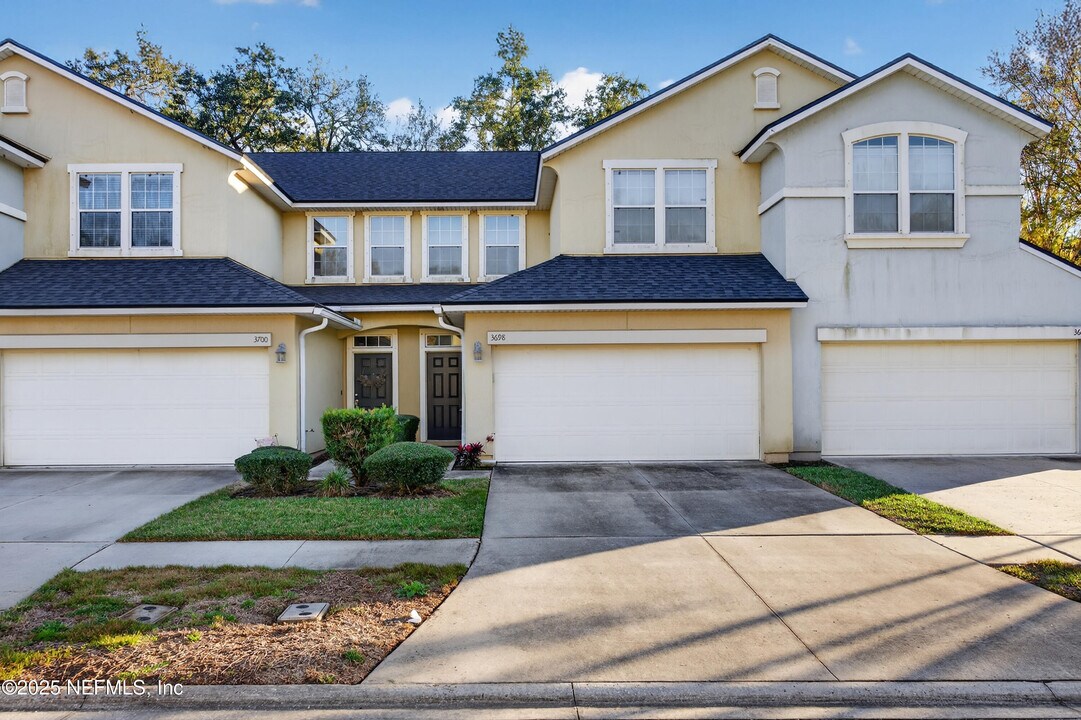 3698 American Holly Rd in Jacksonville, FL - Building Photo