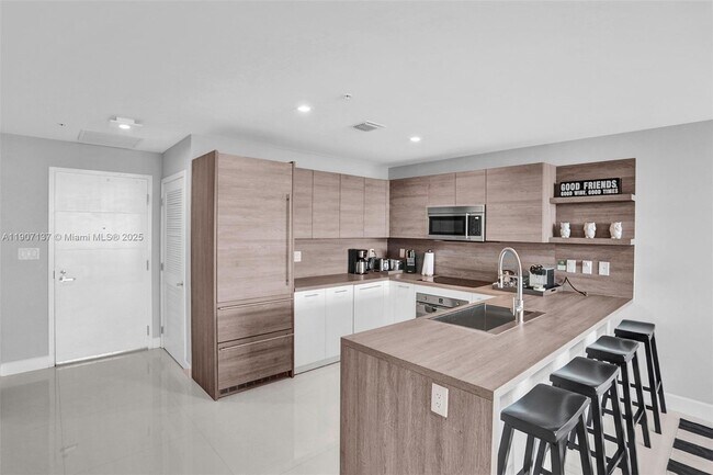 400 Sunny Isles Blvd in Sunny Isles Beach, FL - Building Photo - Building Photo