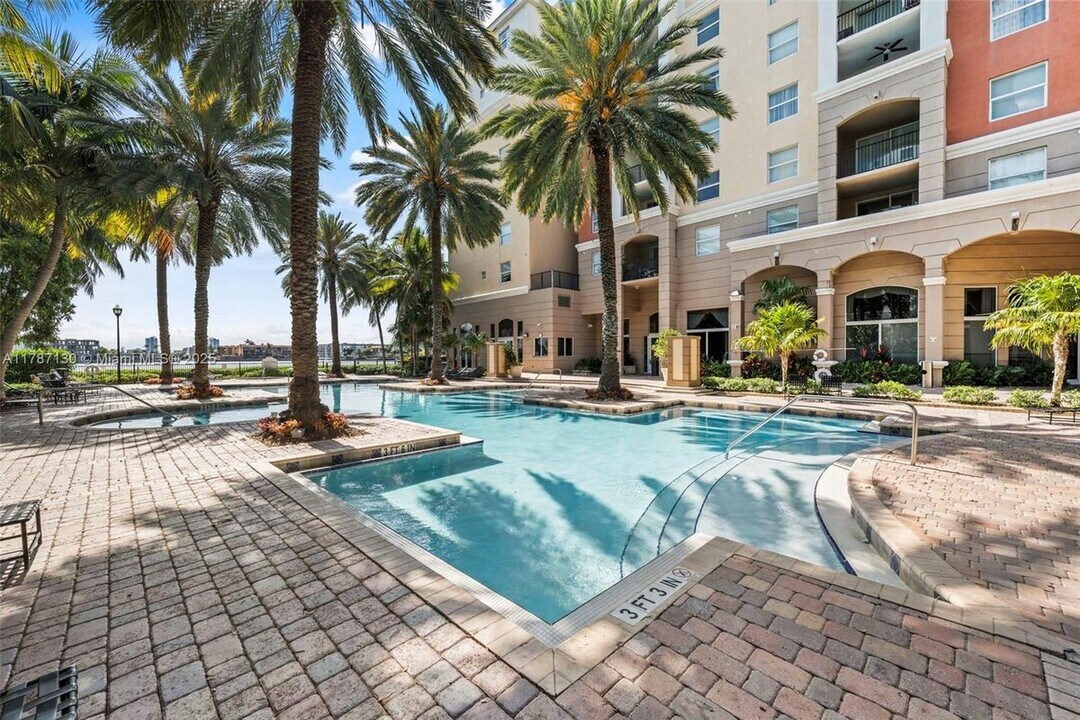 17100 N Bay Rd in Sunny Isles Beach, FL - Building Photo