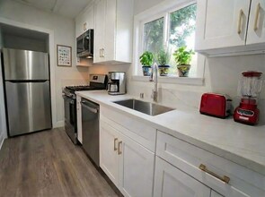 6043 Selma Ave in Los Angeles, CA - Foto de edificio - Building Photo