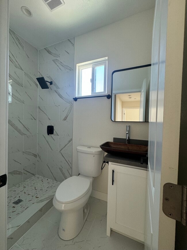 5875 Towne Ave in Los Angeles, CA - Foto de edificio - Building Photo