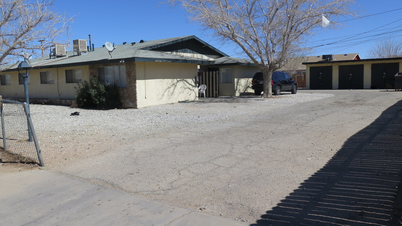 18241 Larkspur Rd in Adelanto, CA - Building Photo