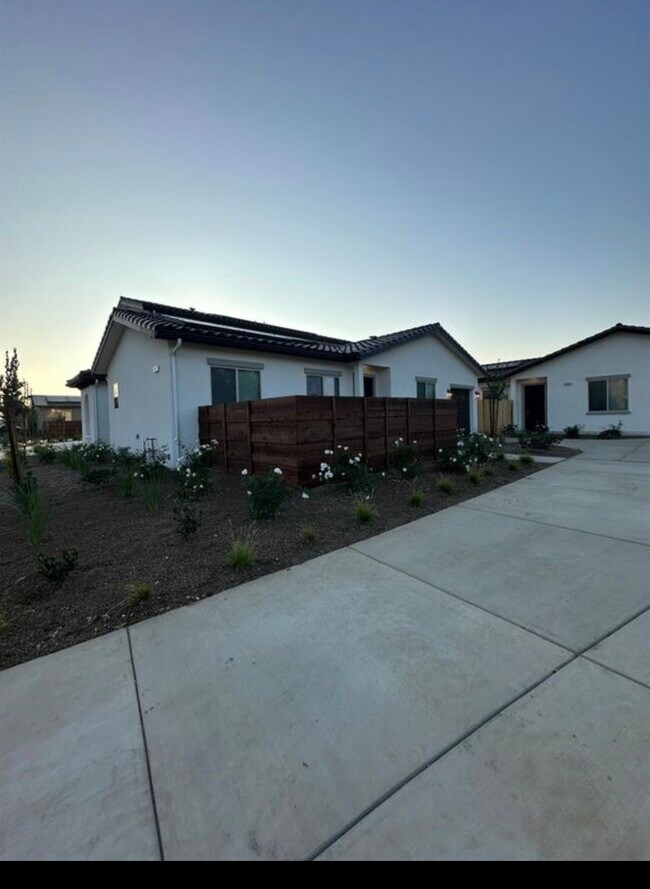 6004 E Sussex Way in Fresno, CA - Building Photo - Building Photo