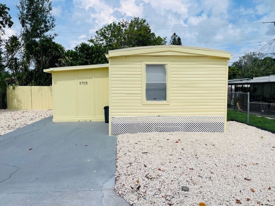 3705 19th St W in Bradenton, FL - Foto de edificio