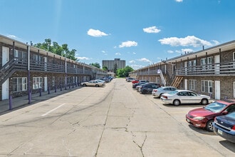Residences on College Hill in Cedar Falls, IA - Foto de edificio - Building Photo