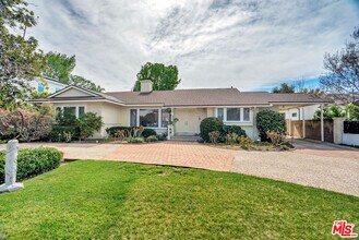 19732 Henshaw St in Woodland Hills, CA - Building Photo - Building Photo