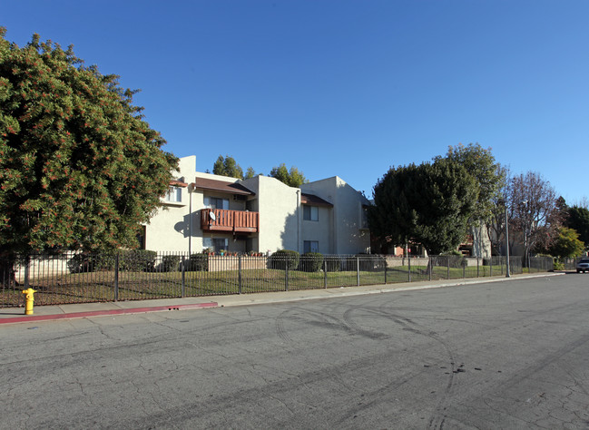 Keystone Court Apartments in Pomona, CA - Foto de edificio - Building Photo