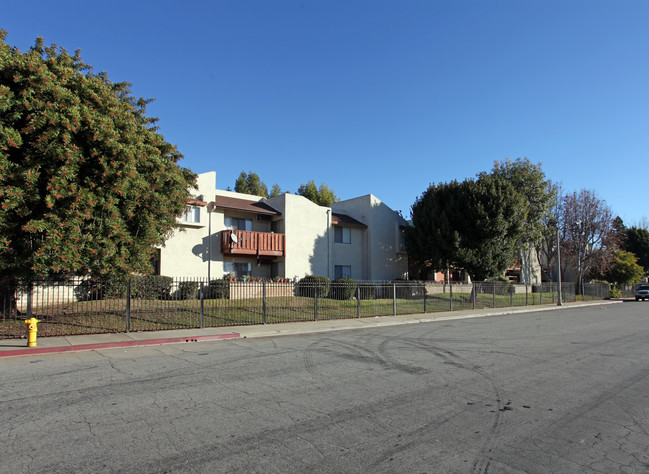 Keystone Court Apartments in Pomona, CA - Building Photo - Building Photo