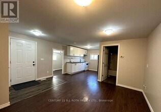 303 Moffat St in Orillia, ON - Building Photo - Building Photo