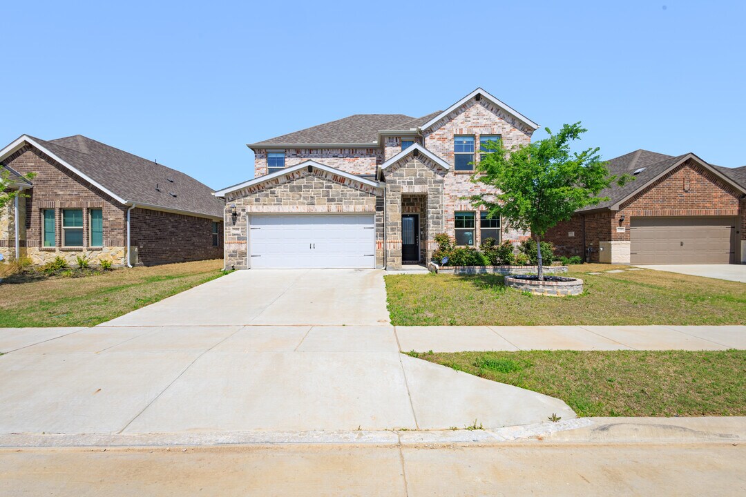 2104 Bellatrix Dr in Haslet, TX - Building Photo