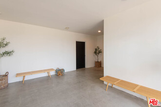 5935 Chula Vista Way in Los Angeles, CA - Building Photo - Building Photo