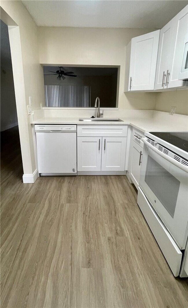 1439 NW 94th Way in Coral Springs, FL - Foto de edificio - Building Photo