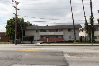 6527 De Soto Ave in Canoga Park, CA - Foto de edificio - Building Photo