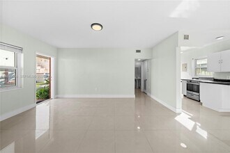 1203 Marseille Dr, Unit 21 in Miami Beach, FL - Building Photo - Building Photo