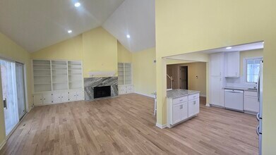 2112 Quincy Ct in Mequon, WI - Building Photo - Building Photo