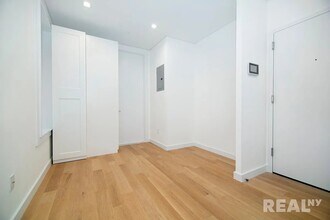 59 Thompson St in New York, NY - Building Photo - Building Photo