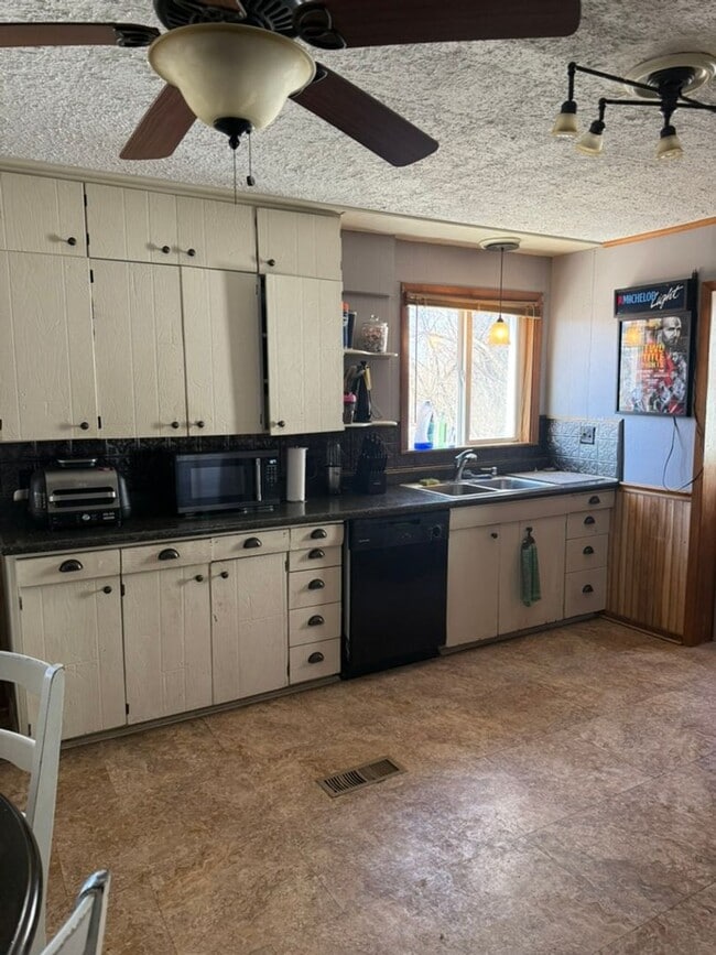 1735 Wood St in Dubuque, IA - Building Photo - Building Photo