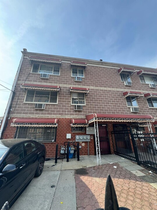 1833 Harrison Ave-Unit -2 in Bronx, NY - Foto de edificio
