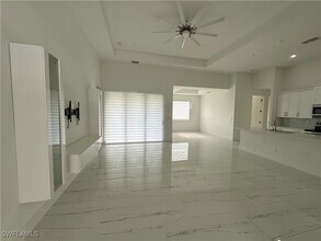 1124 NE 35th Ln in Cape Coral, FL - Foto de edificio - Building Photo