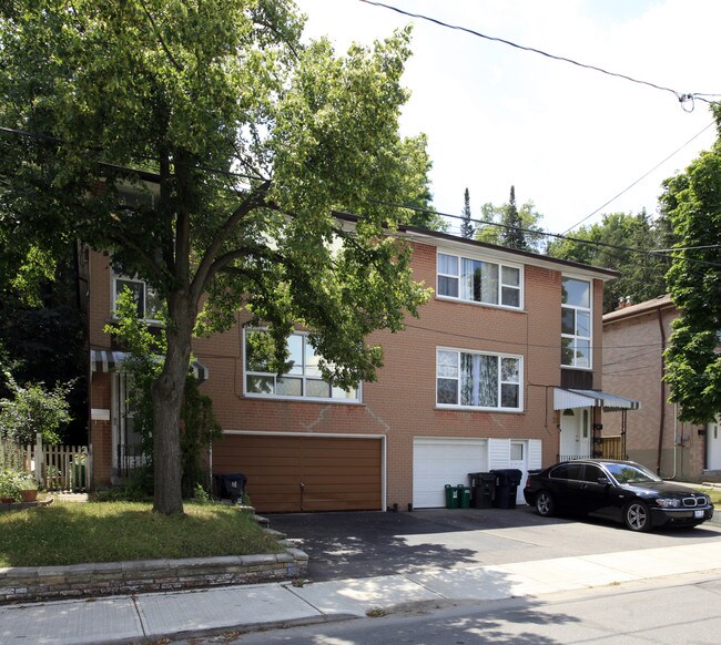 30-32 Edinborough Ct in Toronto, ON - Building Photo - Primary Photo