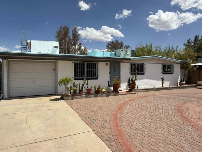 8574 E Ruby Dr in Tucson, AZ - Building Photo - Building Photo