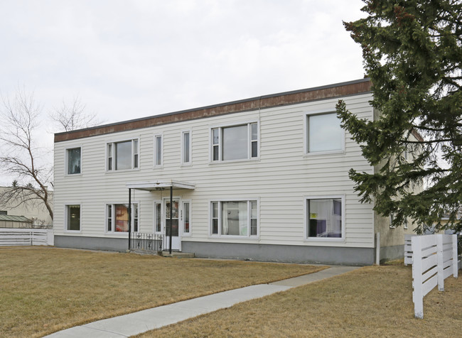 2209 Westmount Rd NW in Calgary, AB - Building Photo - Building Photo