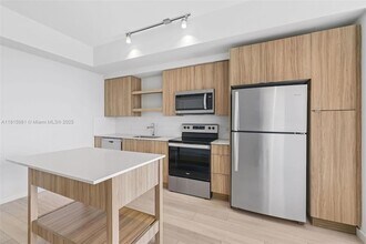 555 NE 8th St, Unit 0528 in Fort Lauderdale, FL - Building Photo - Building Photo