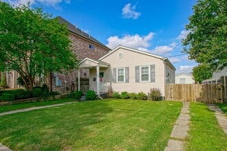 704 Metairie Lawn Dr in Metairie, LA - Building Photo - Building Photo